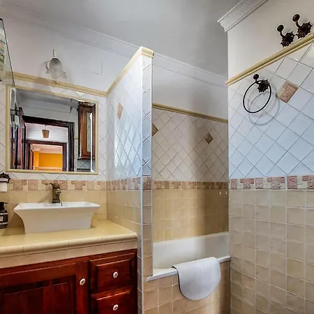 2 Bedroom Cozy In